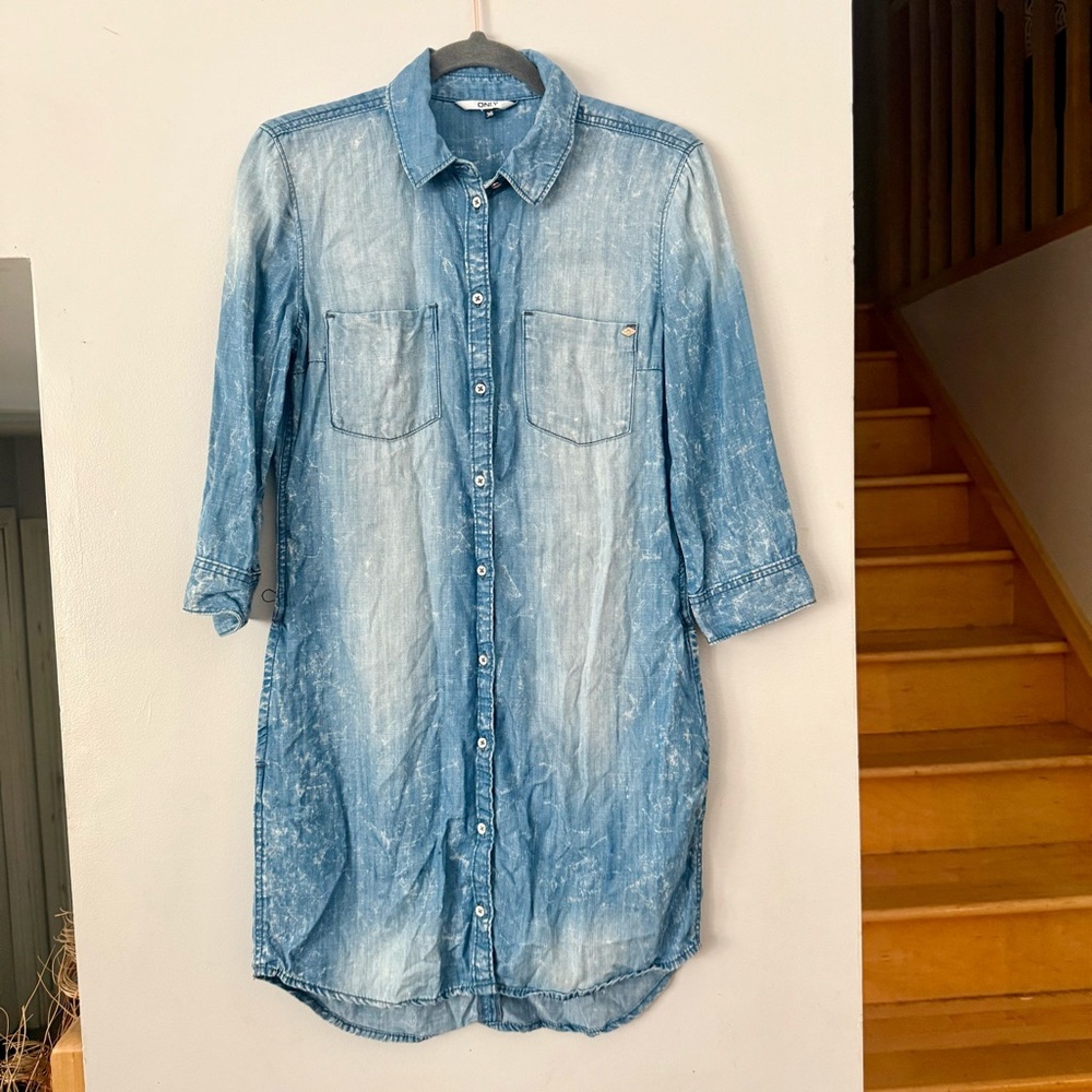😸EUC ONLY Light Wash Denim Shirt Dress | Distressed Acid Wash | Small